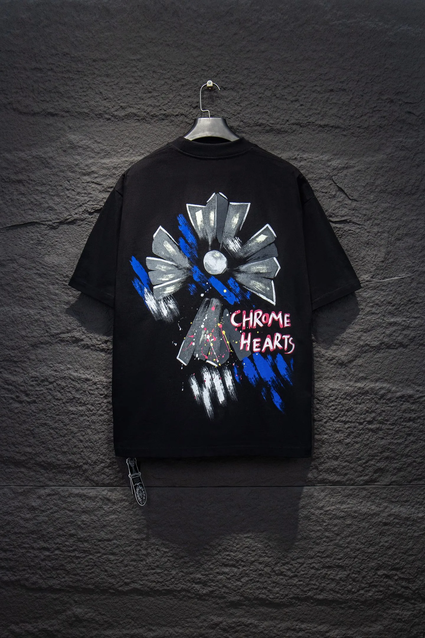 🅿️180 Style No.: 7042# Chrome hearts• 25ss ⚠YB custom-woven and custom-dyed fabrics, colors, prints, styles, and accessories. The fabrics are woven by imported machines. The uniqueness of the cloth texture creates a perfect garment effect. The fabric is made of 260-gram clean cloth with 320-gram 1*1 ribs. 4-color environmentally friendly custom-dyed fabrics, threads in the same cylinder, no color difference.  Gradient graffiti on garments, hand-made graffiti technology on garments, the details of the collar, pockets, cuffs, and front and rear threads are clearly visible. The printing uses Japanese BROTHER white ink digital direct-injection garment printing. This model is a global limited edition. In order to present a product like a work of art, after a long period of repeated determination of details, a very high-standard garment is presented. The front chest is made of direct-injection printing environmentally friendly glue material, using a mechanized printing process. Mechanical printing has high precision, the positioning accuracy can reach ±0.02mm, and the quality is stable.   The body is treated with graffiti elements, which greatly increases the interest of the clothing; it has a unique visual effect. The special washing effect creates a unique aged effect.  Croix Heart Short Sleeve must be the first short-sleeved piece in spring and summer that blurs the boundaries of unisex style. It has a classic dropped shoulder oversize version and a loose and casual upper body.  Color: Black White Size: S M L XL